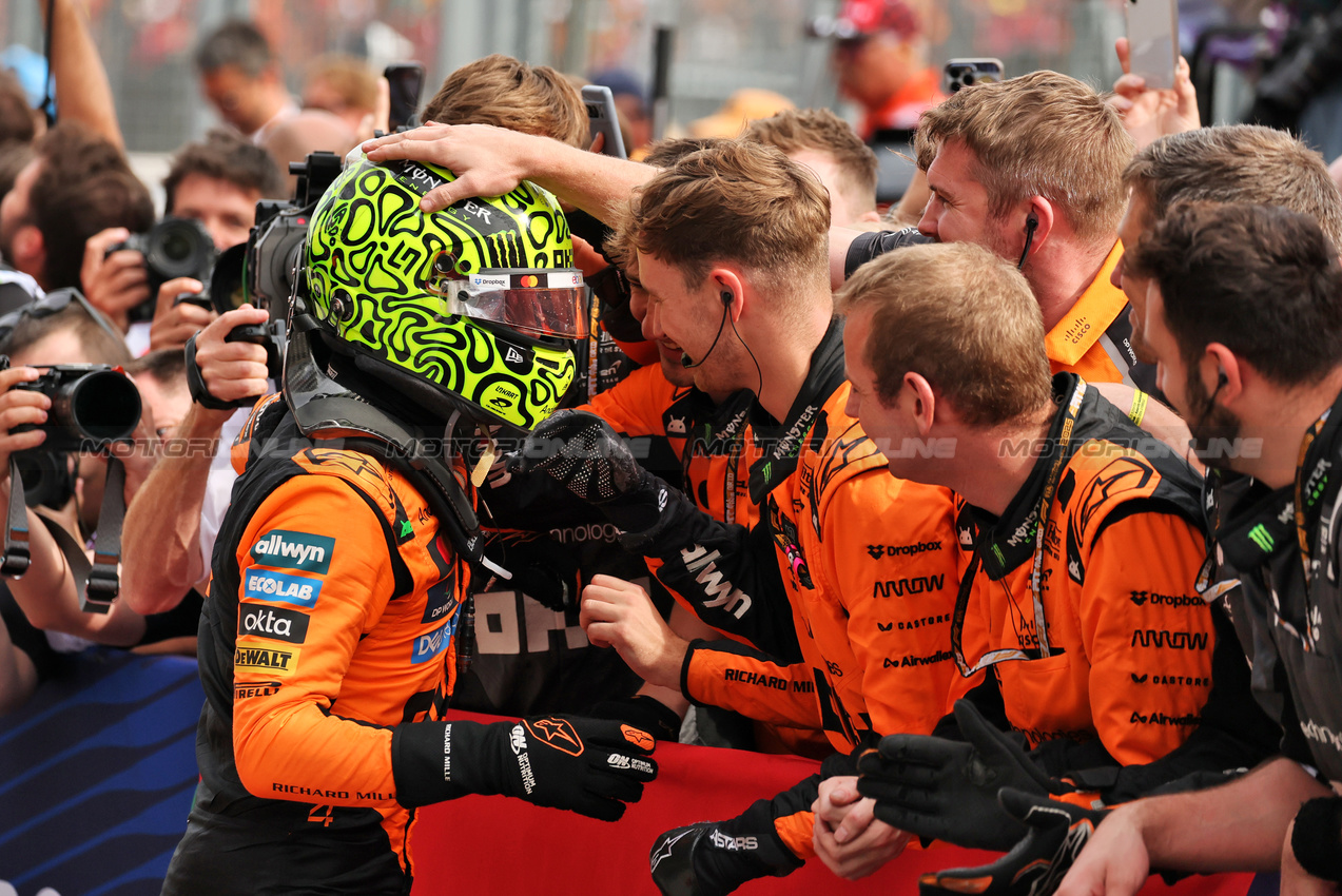 GP UNGHERIA, Gara winner Lando Norris (GBR) McLaren celebrates in parc ferme with the team.

03.08.2025. Formula 1 World Championship, Rd 14, Hungarian Grand Prix, Budapest, Hungary, Gara Day.

- www.xpbimages.com, EMail: requests@xpbimages.com © Copyright: Moy / XPB Images