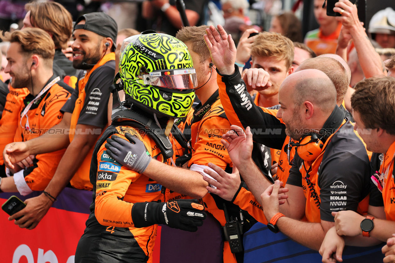 GP UNGHERIA, Gara winner Lando Norris (GBR) McLaren celebrates in parc ferme with the team.

03.08.2025. Formula 1 World Championship, Rd 14, Hungarian Grand Prix, Budapest, Hungary, Gara Day.

- www.xpbimages.com, EMail: requests@xpbimages.com © Copyright: Moy / XPB Images