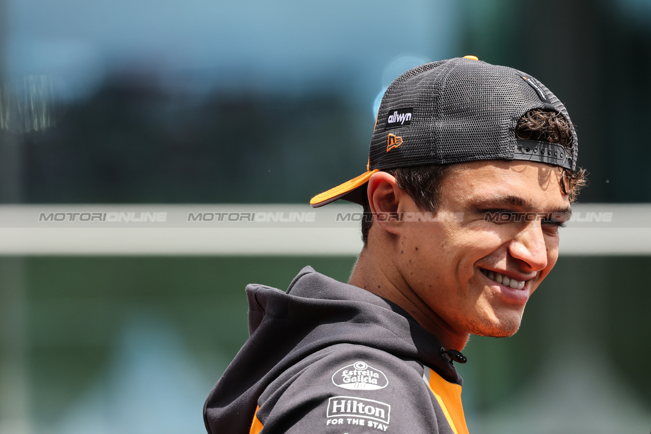 GP UNGHERIA, Lando Norris (GBR), McLaren F1 Team 
03.08.2025. Formula 1 World Championship, Rd 14, Hungarian Grand Prix, Budapest, Hungary, Gara Day.
- www.xpbimages.com, EMail: requests@xpbimages.com © Copyright: Charniaux / XPB Images