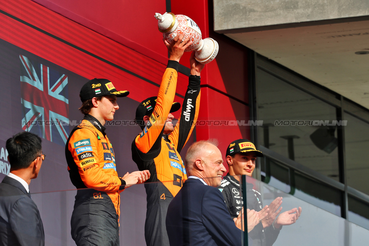 GP UNGHERIA, The podium (L to R): Oscar Piastri (AUS) McLaren, second; Lando Norris (GBR) McLaren, vincitore; George Russell (GBR) Mercedes AMG F1, third.

03.08.2025. Formula 1 World Championship, Rd 14, Hungarian Grand Prix, Budapest, Hungary, Gara Day.

- www.xpbimages.com, EMail: requests@xpbimages.com © Copyright: Batchelor / XPB Images