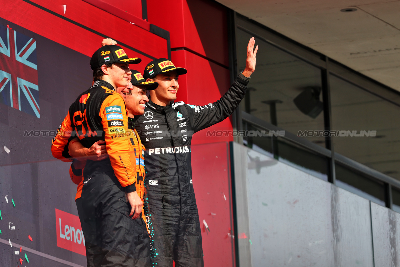 GP UNGHERIA, The podium (L to R): Oscar Piastri (AUS) McLaren, second; Lando Norris (GBR) McLaren, vincitore; George Russell (GBR) Mercedes AMG F1, third.

03.08.2025. Formula 1 World Championship, Rd 14, Hungarian Grand Prix, Budapest, Hungary, Gara Day.

- www.xpbimages.com, EMail: requests@xpbimages.com © Copyright: Batchelor / XPB Images
