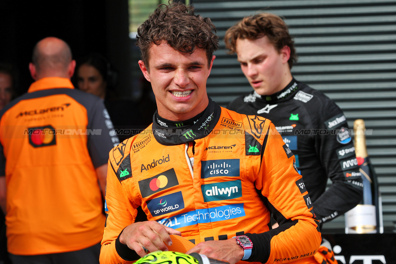 GP UNGHERIA, Gara winner Lando Norris (GBR) McLaren celebrates in parc ferme.

03.08.2025. Formula 1 World Championship, Rd 14, Hungarian Grand Prix, Budapest, Hungary, Gara Day.

- www.xpbimages.com, EMail: requests@xpbimages.com © Copyright: Batchelor / XPB Images