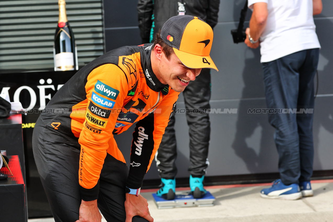 GP UNGHERIA, Gara winner Lando Norris (GBR) McLaren celebrates in parc ferme.

03.08.2025. Formula 1 World Championship, Rd 14, Hungarian Grand Prix, Budapest, Hungary, Gara Day.

- www.xpbimages.com, EMail: requests@xpbimages.com © Copyright: Batchelor / XPB Images
