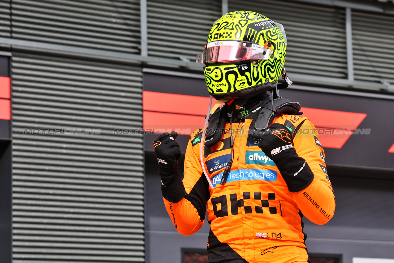 GP UNGHERIA, Gara winner Lando Norris (GBR) McLaren celebrates in parc ferme.

03.08.2025. Formula 1 World Championship, Rd 14, Hungarian Grand Prix, Budapest, Hungary, Gara Day.

- www.xpbimages.com, EMail: requests@xpbimages.com © Copyright: Batchelor / XPB Images