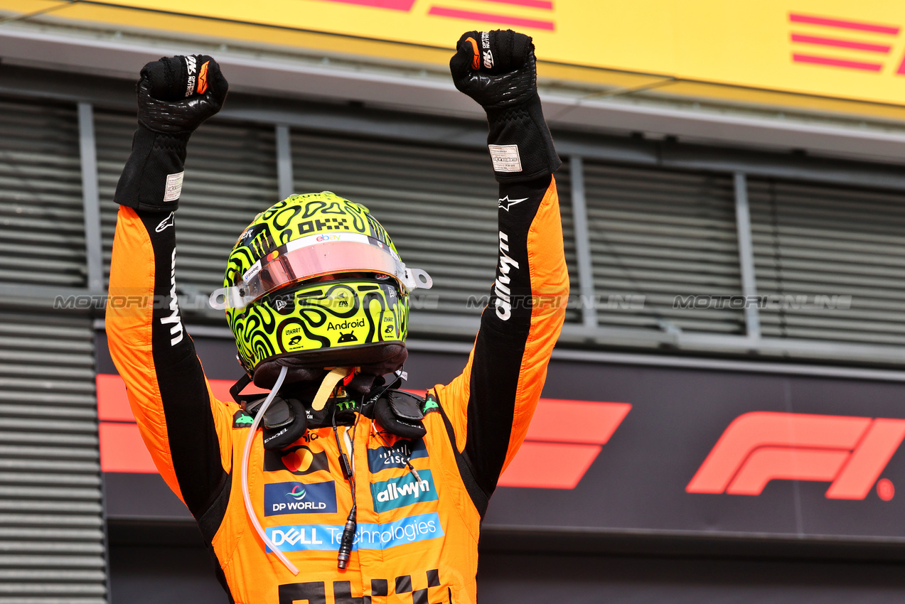 GP UNGHERIA, Gara winner Lando Norris (GBR) McLaren celebrates in parc ferme.

03.08.2025. Formula 1 World Championship, Rd 14, Hungarian Grand Prix, Budapest, Hungary, Gara Day.

- www.xpbimages.com, EMail: requests@xpbimages.com © Copyright: Batchelor / XPB Images