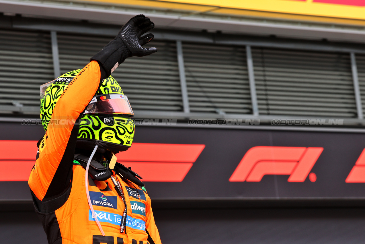 GP UNGHERIA, Gara winner Lando Norris (GBR) McLaren celebrates in parc ferme.

03.08.2025. Formula 1 World Championship, Rd 14, Hungarian Grand Prix, Budapest, Hungary, Gara Day.

- www.xpbimages.com, EMail: requests@xpbimages.com © Copyright: Batchelor / XPB Images