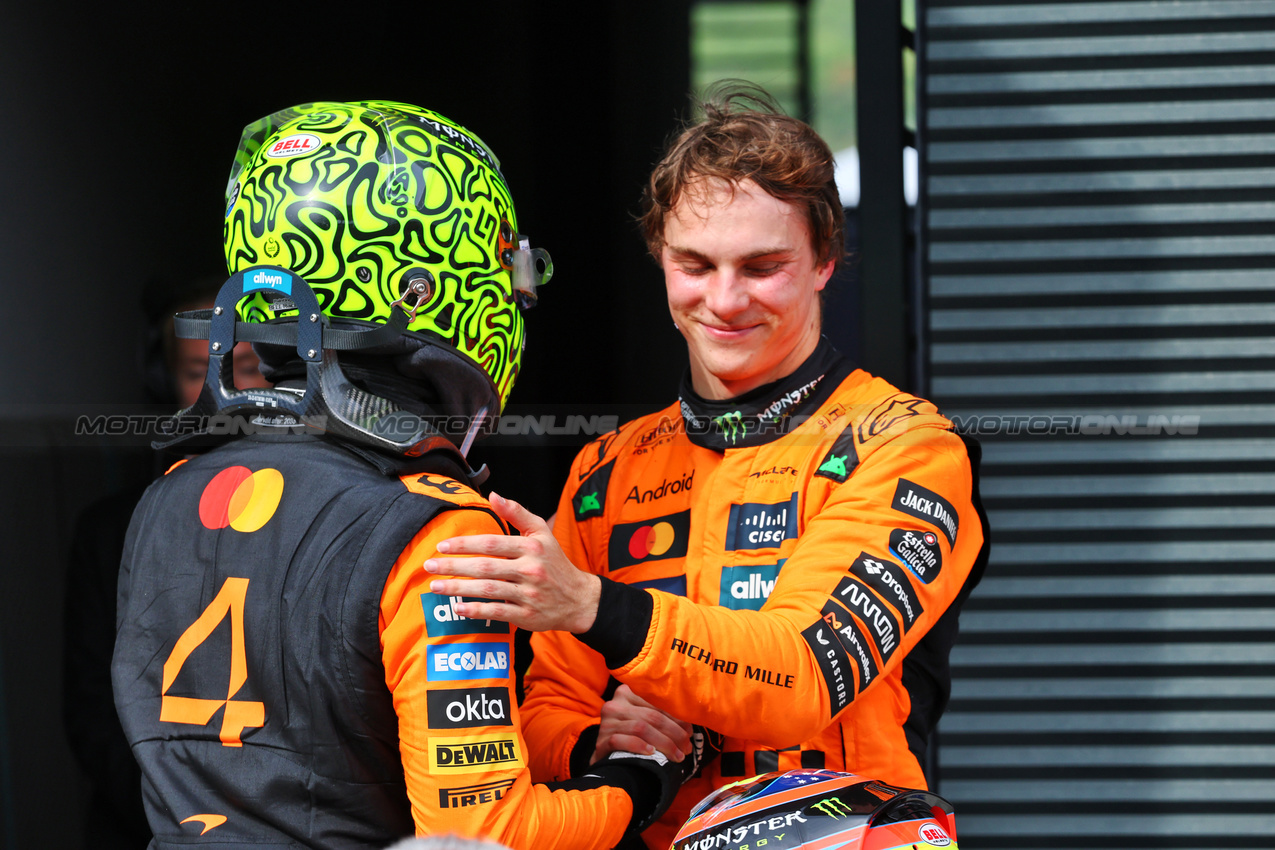 GP UNGHERIA, (L to R): Gara winner Lando Norris (GBR) McLaren celebrates with second placed team mate Oscar Piastri (AUS) McLaren in parc ferme.

03.08.2025. Formula 1 World Championship, Rd 14, Hungarian Grand Prix, Budapest, Hungary, Gara Day.

- www.xpbimages.com, EMail: requests@xpbimages.com © Copyright: Batchelor / XPB Images