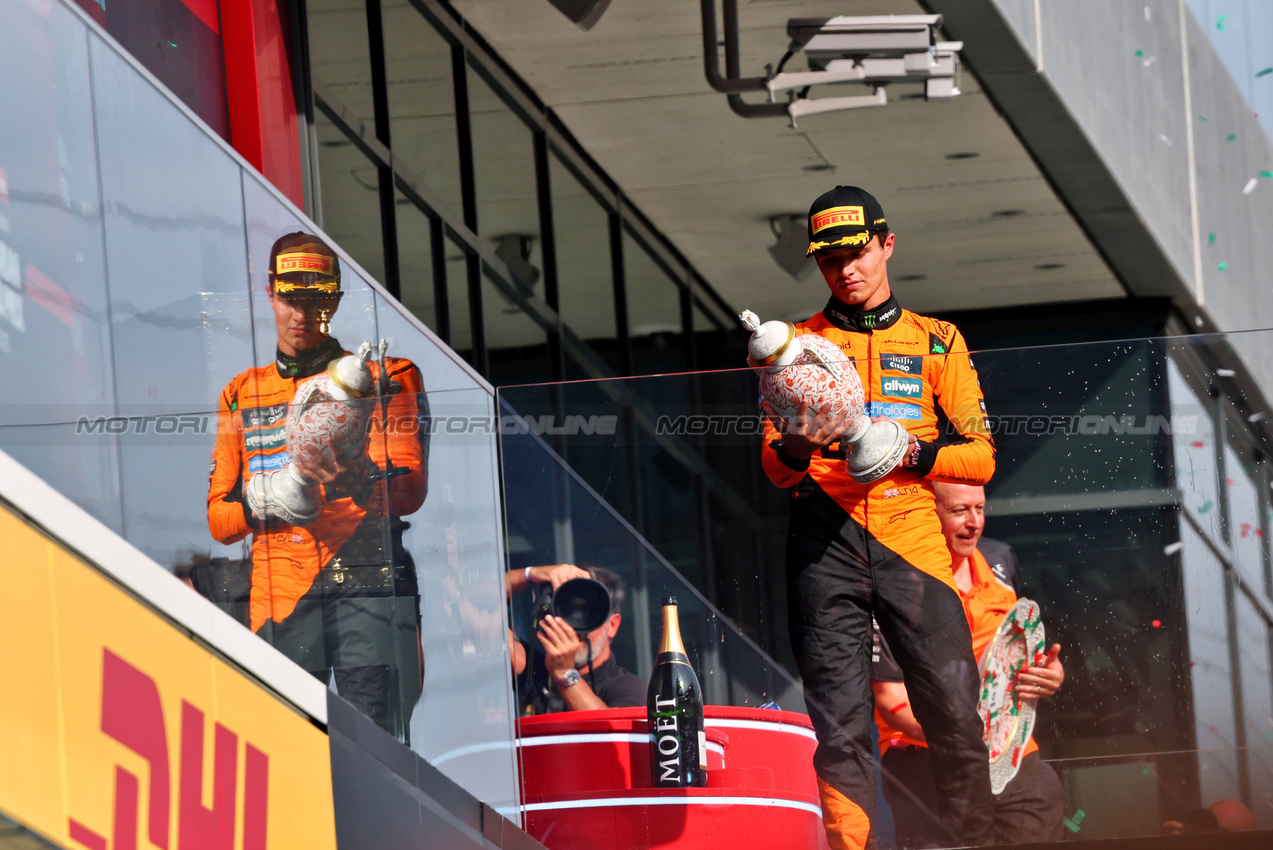 GP UNGHERIA, Gara winner Lando Norris (GBR) McLaren celebrates on the podium.

03.08.2025. Formula 1 World Championship, Rd 14, Hungarian Grand Prix, Budapest, Hungary, Gara Day.

- www.xpbimages.com, EMail: requests@xpbimages.com © Copyright: Batchelor / XPB Images