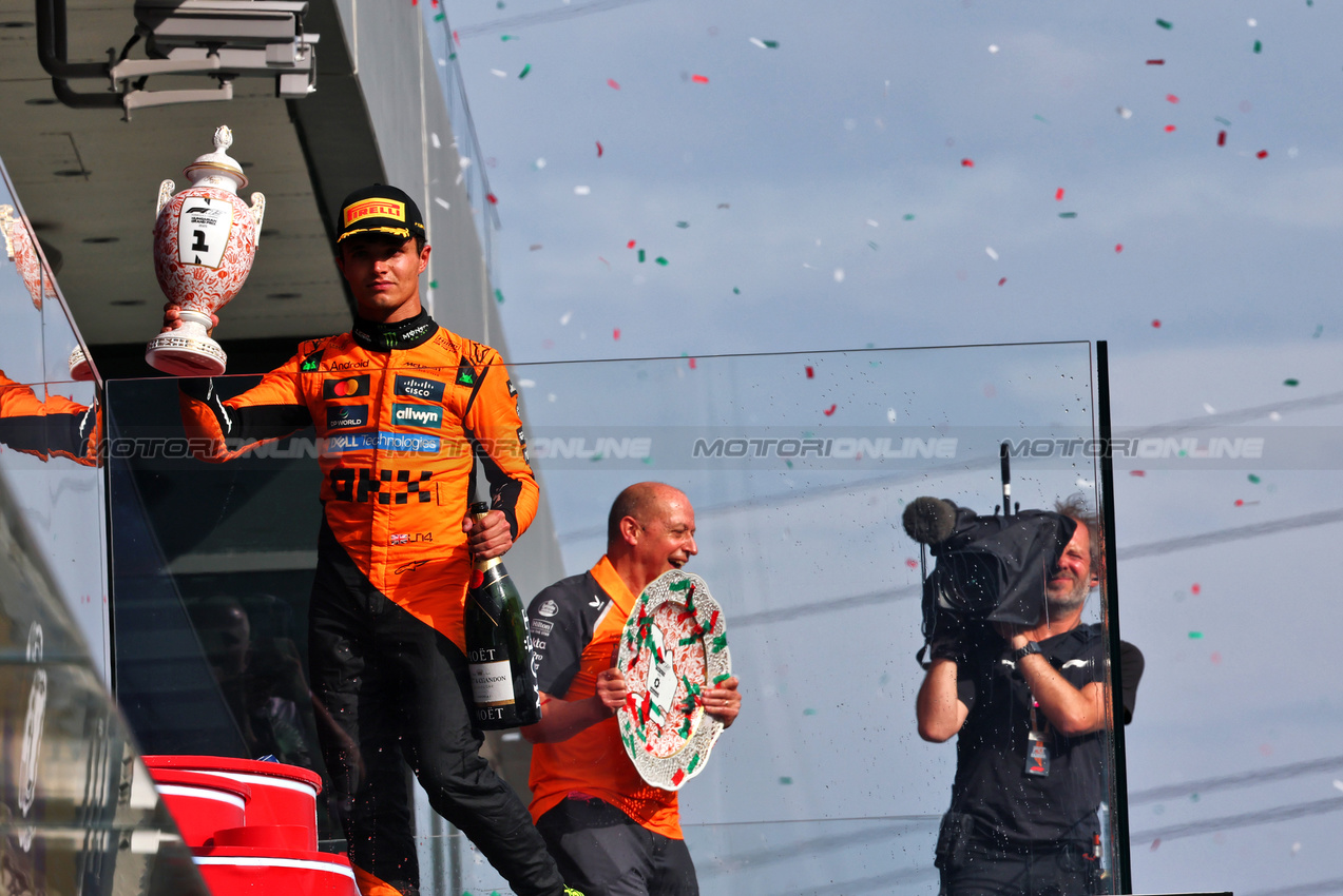 GP UNGHERIA, Gara winner Lando Norris (GBR) McLaren celebrates on the podium.

03.08.2025. Formula 1 World Championship, Rd 14, Hungarian Grand Prix, Budapest, Hungary, Gara Day.

- www.xpbimages.com, EMail: requests@xpbimages.com © Copyright: Batchelor / XPB Images