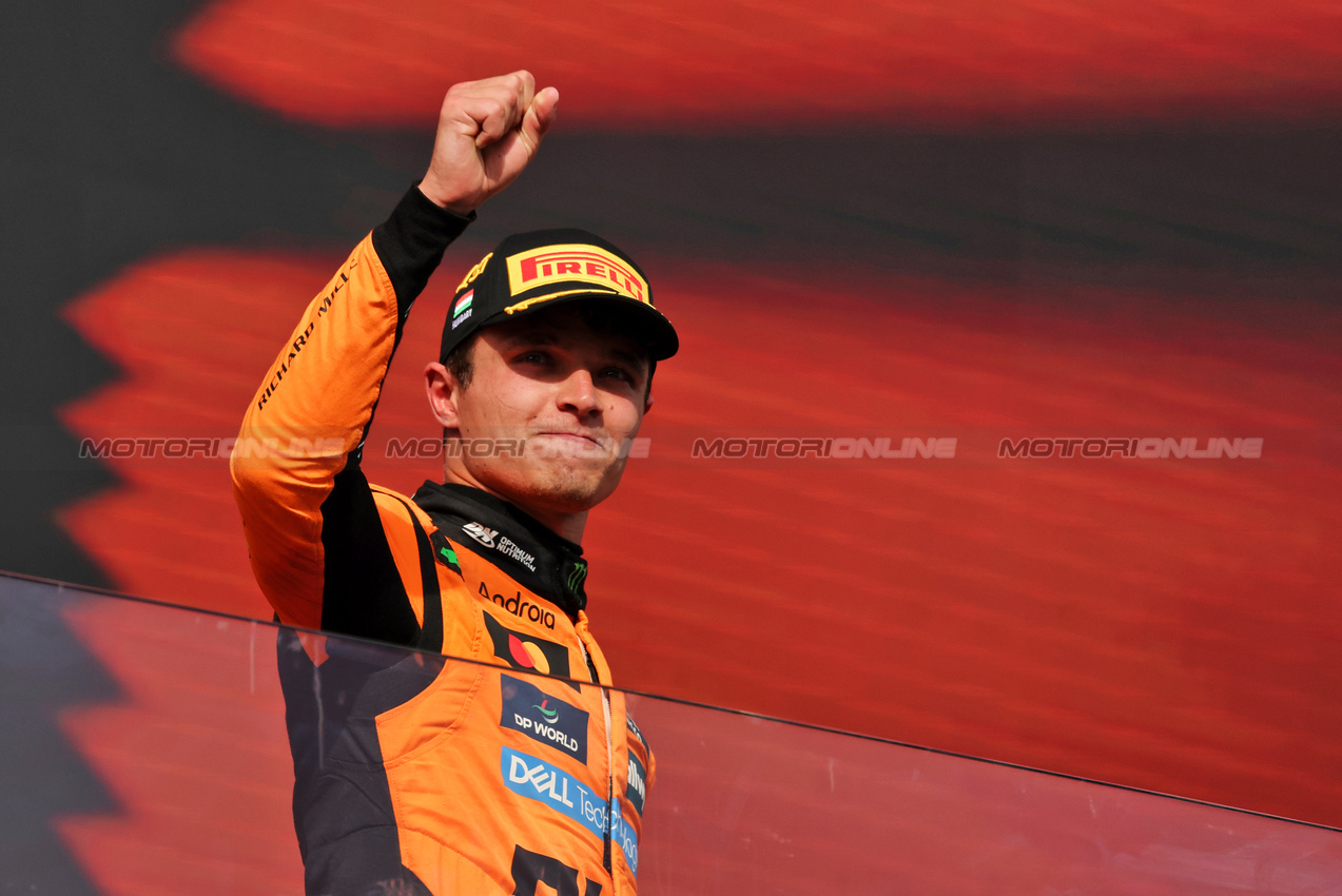 GP UNGHERIA, Gara winner Lando Norris (GBR) McLaren celebrates on the podium.

03.08.2025. Formula 1 World Championship, Rd 14, Hungarian Grand Prix, Budapest, Hungary, Gara Day.

- www.xpbimages.com, EMail: requests@xpbimages.com © Copyright: Moy / XPB Images