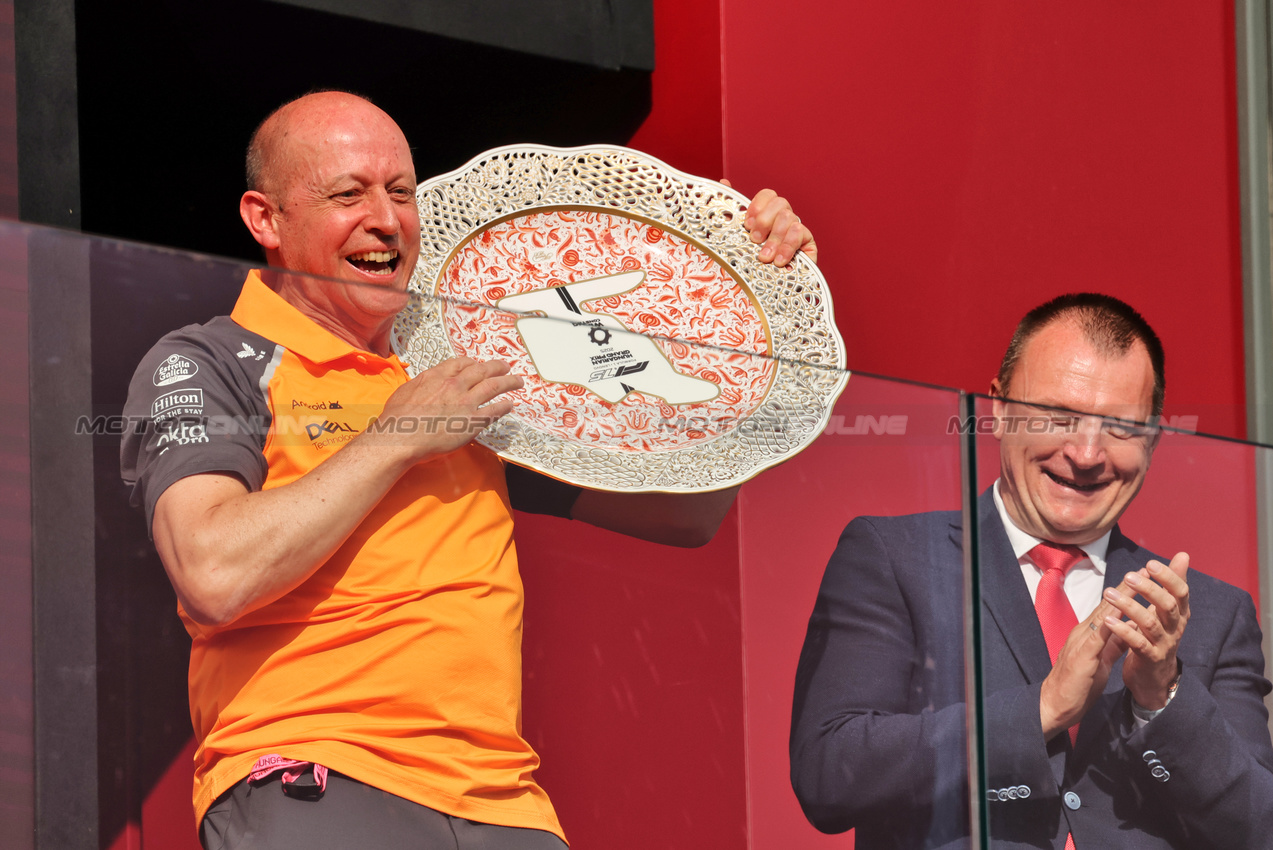 GP UNGHERIA, Mark Ingham (GBR) McLaren Head of Design celebrates on the podium.

03.08.2025. Formula 1 World Championship, Rd 14, Hungarian Grand Prix, Budapest, Hungary, Gara Day.

- www.xpbimages.com, EMail: requests@xpbimages.com © Copyright: Moy / XPB Images