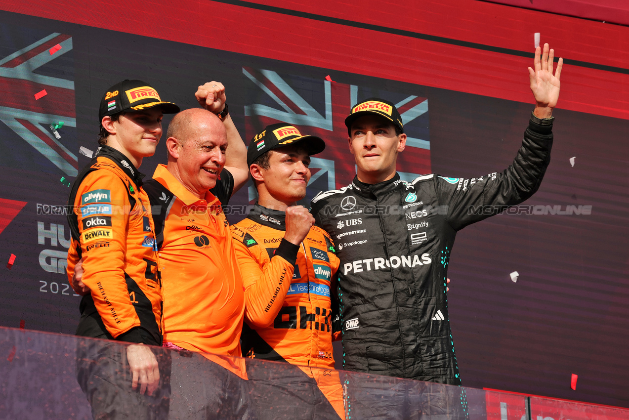 GP UNGHERIA, The podium (L to R): Oscar Piastri (AUS) McLaren, second; Mark Ingham (GBR) McLaren Head of Design; Lando Norris (GBR) McLaren, vincitore; George Russell (GBR) Mercedes AMG F1, third.

03.08.2025. Formula 1 World Championship, Rd 14, Hungarian Grand Prix, Budapest, Hungary, Gara Day.

- www.xpbimages.com, EMail: requests@xpbimages.com © Copyright: Moy / XPB Images