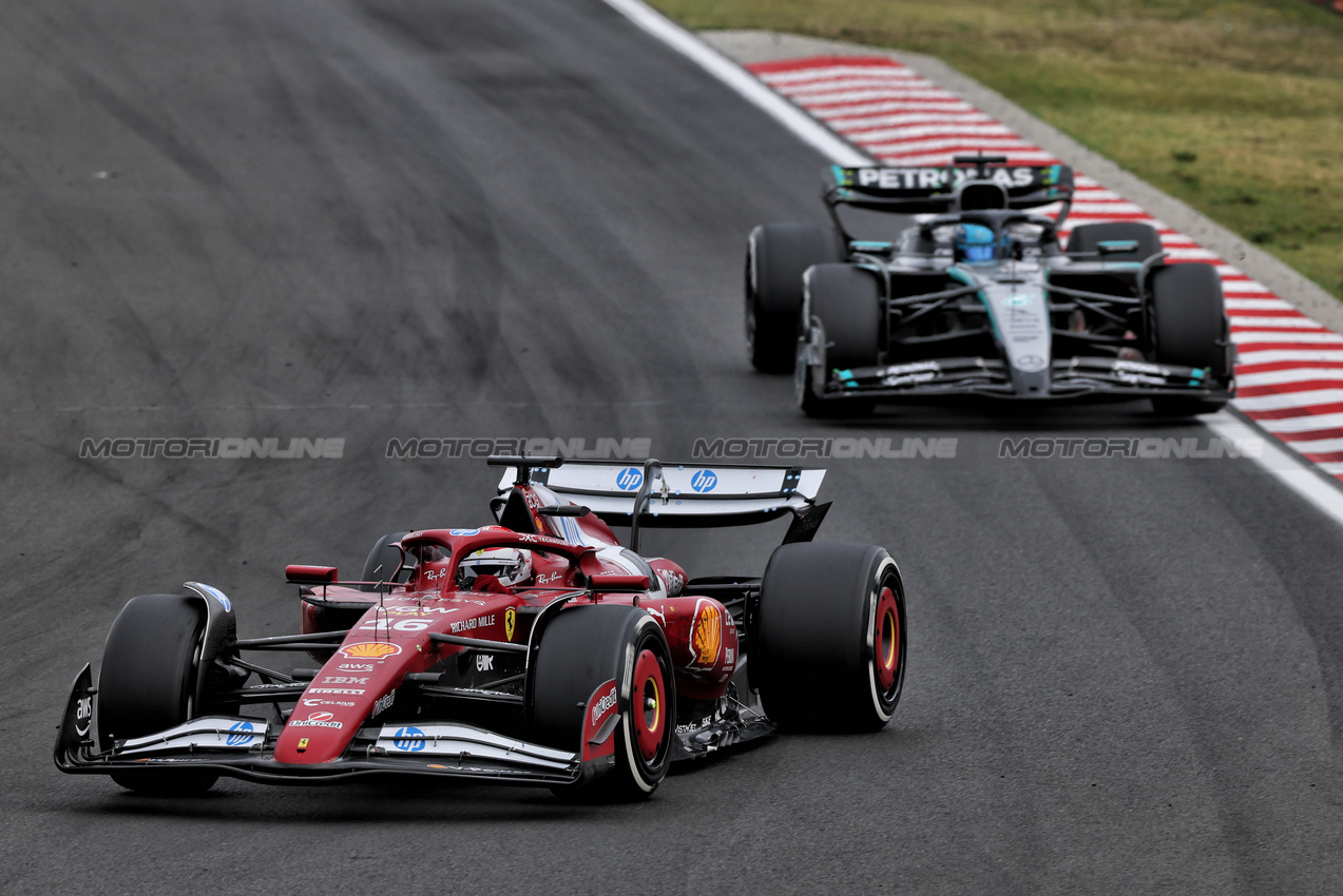 GP UNGHERIA, Charles Leclerc (MON) Ferrari SF-25 e George Russell (GBR) Mercedes AMG F1 W16 battle for position.

03.08.2025. Formula 1 World Championship, Rd 14, Hungarian Grand Prix, Budapest, Hungary, Gara Day.

- www.xpbimages.com, EMail: requests@xpbimages.com © Copyright: Charniaux / XPB Images