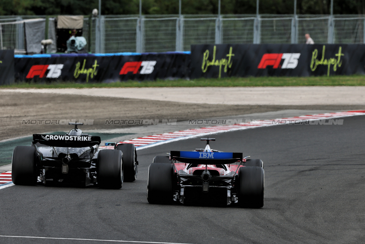 GP UNGHERIA, Charles Leclerc (MON) Ferrari SF-25 e George Russell (GBR) Mercedes AMG F1 W16 battle for position.

03.08.2025. Formula 1 World Championship, Rd 14, Hungarian Grand Prix, Budapest, Hungary, Gara Day.

- www.xpbimages.com, EMail: requests@xpbimages.com © Copyright: Charniaux / XPB Images