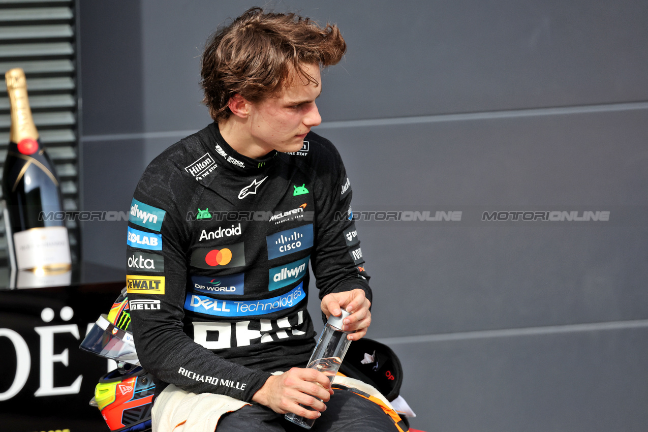 GP UNGHERIA, Second placed Oscar Piastri (AUS) McLaren in parc ferme.

03.08.2025. Formula 1 World Championship, Rd 14, Hungarian Grand Prix, Budapest, Hungary, Gara Day.

- www.xpbimages.com, EMail: requests@xpbimages.com © Copyright: Bearne / XPB Images