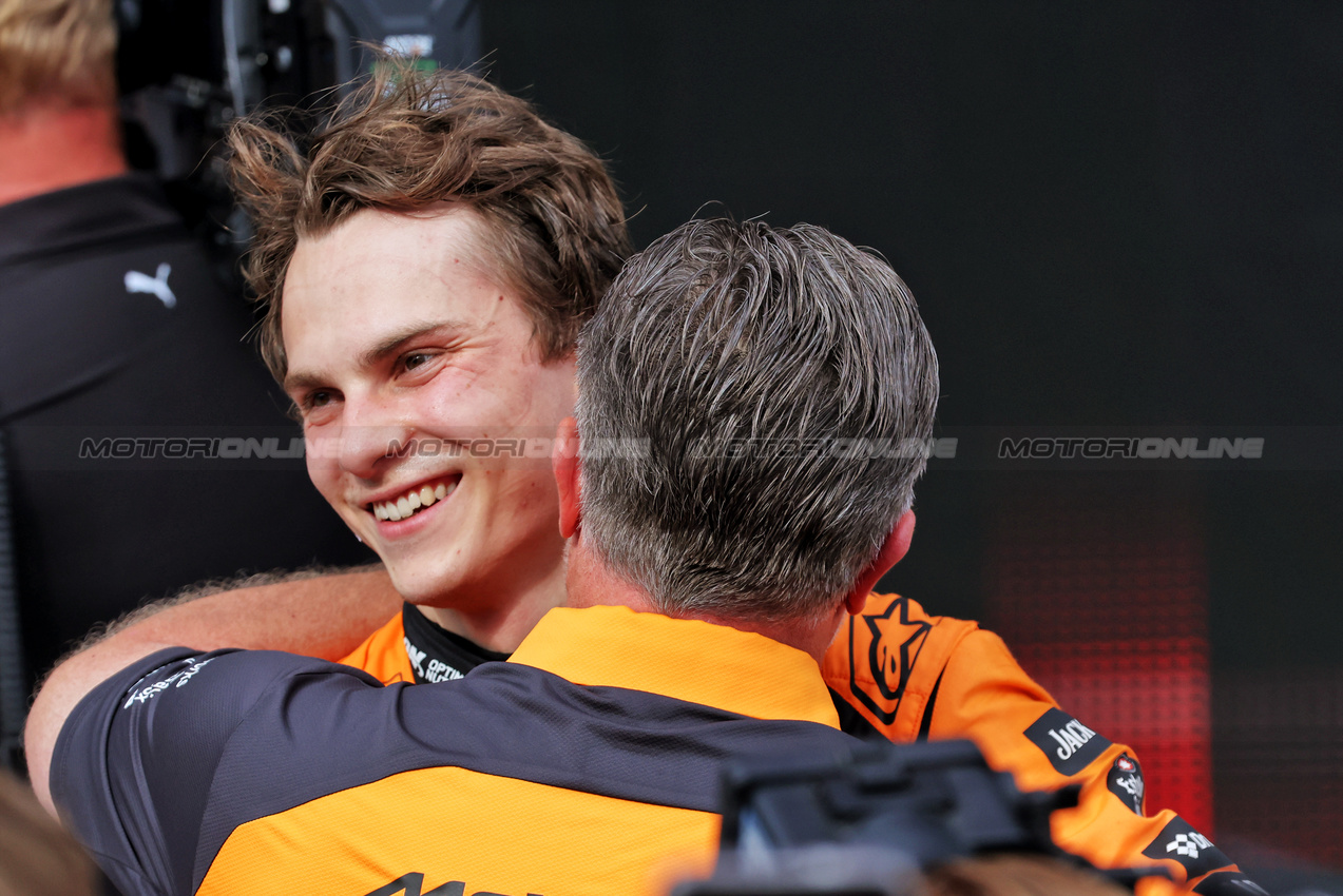 GP UNGHERIA, Oscar Piastri (AUS) McLaren celebrates his second position in parc ferme with Zak Brown (USA) McLaren Executive Director.

03.08.2025. Formula 1 World Championship, Rd 14, Hungarian Grand Prix, Budapest, Hungary, Gara Day.

- www.xpbimages.com, EMail: requests@xpbimages.com © Copyright: Bearne / XPB Images