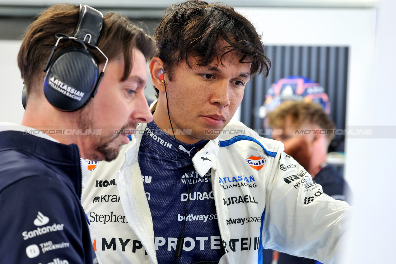 GP UNGHERIA, Alexander Albon (THA) Atlassian Williams Racing with Russell Paddon (GBR) Atlassian Williams Racing.

03.08.2025. Formula 1 World Championship, Rd 14, Hungarian Grand Prix, Budapest, Hungary, Gara Day.

- www.xpbimages.com, EMail: requests@xpbimages.com © Copyright: Bearne / XPB Images