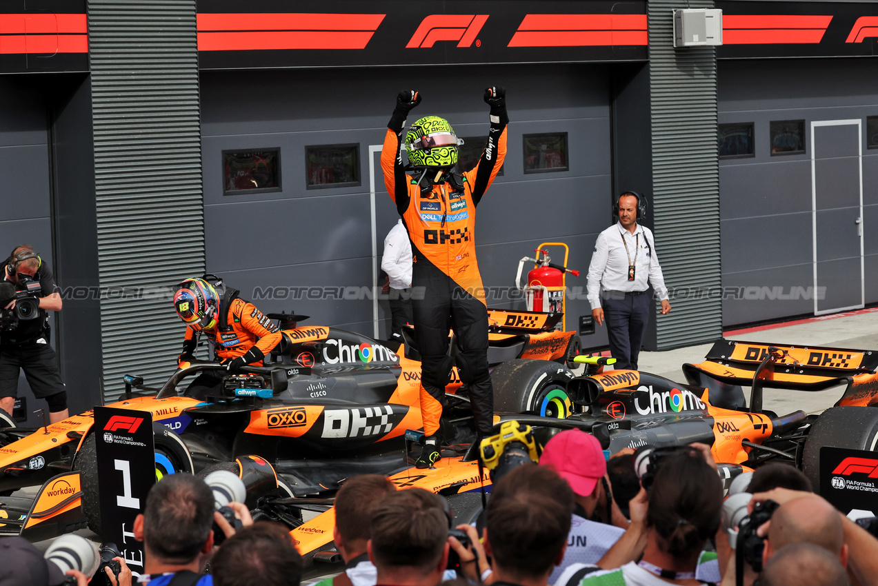 GP UNGHERIA, Gara winner Lando Norris (GBR) McLaren MCL39 celebrates in parc ferme.

03.08.2025. Formula 1 World Championship, Rd 14, Hungarian Grand Prix, Budapest, Hungary, Gara Day.

- www.xpbimages.com, EMail: requests@xpbimages.com © Copyright: Bearne / XPB Images