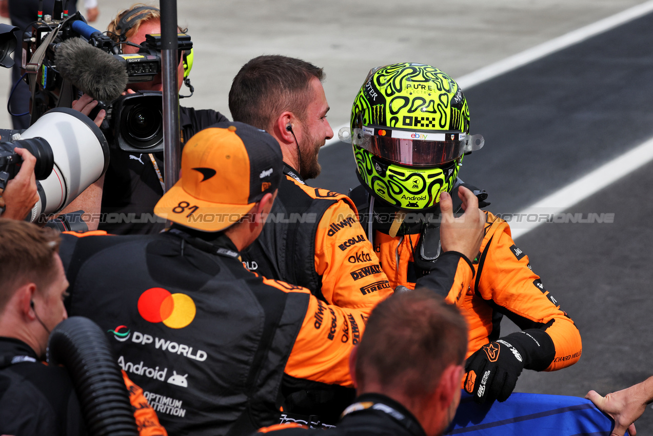 GP UNGHERIA, Gara winner Lando Norris (GBR) McLaren celebrates in parc ferme.

03.08.2025. Formula 1 World Championship, Rd 14, Hungarian Grand Prix, Budapest, Hungary, Gara Day.

- www.xpbimages.com, EMail: requests@xpbimages.com © Copyright: Bearne / XPB Images