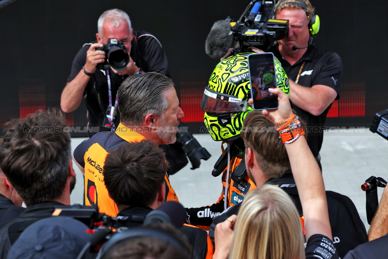 GP UNGHERIA, Gara winner Lando Norris (GBR) McLaren celebrates in parc ferme with Zak Brown (USA) McLaren Executive Director.

03.08.2025. Formula 1 World Championship, Rd 14, Hungarian Grand Prix, Budapest, Hungary, Gara Day.

- www.xpbimages.com, EMail: requests@xpbimages.com © Copyright: Bearne / XPB Images