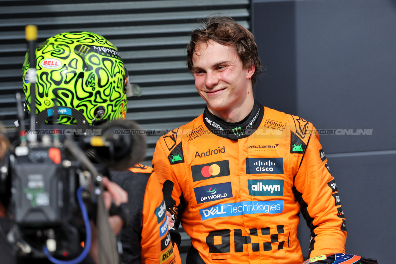 GP UNGHERIA, Oscar Piastri (AUS) McLaren with vincitore e team mate Lando Norris (GBR) McLaren in parc ferme.

03.08.2025. Formula 1 World Championship, Rd 14, Hungarian Grand Prix, Budapest, Hungary, Gara Day.

- www.xpbimages.com, EMail: requests@xpbimages.com © Copyright: Bearne / XPB Images