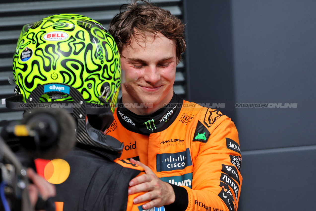 GP UNGHERIA, Oscar Piastri (AUS) McLaren with vincitore e team mate Lando Norris (GBR) McLaren in parc ferme.

03.08.2025. Formula 1 World Championship, Rd 14, Hungarian Grand Prix, Budapest, Hungary, Gara Day.

- www.xpbimages.com, EMail: requests@xpbimages.com © Copyright: Bearne / XPB Images