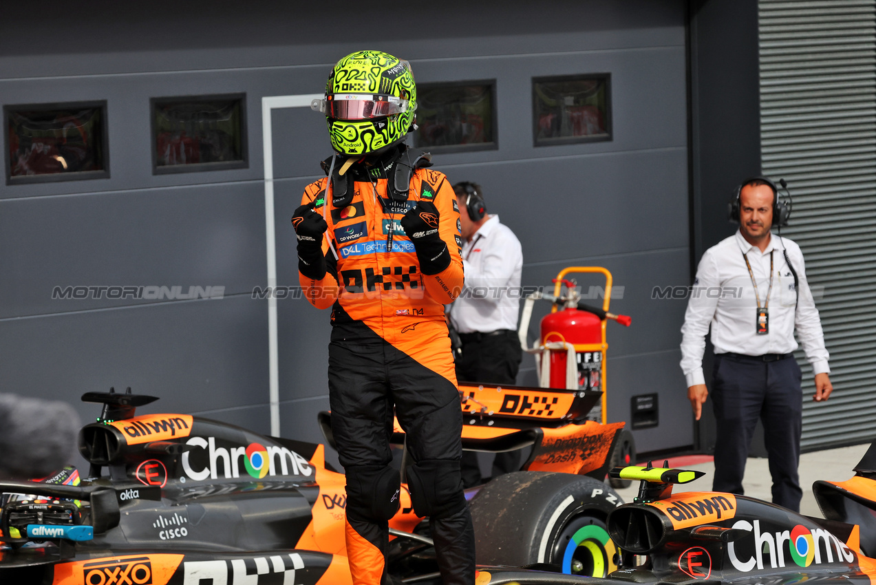 GP UNGHERIA, Gara winner Lando Norris (GBR) McLaren MCL39 celebrates in parc ferme.

03.08.2025. Formula 1 World Championship, Rd 14, Hungarian Grand Prix, Budapest, Hungary, Gara Day.

- www.xpbimages.com, EMail: requests@xpbimages.com © Copyright: Bearne / XPB Images