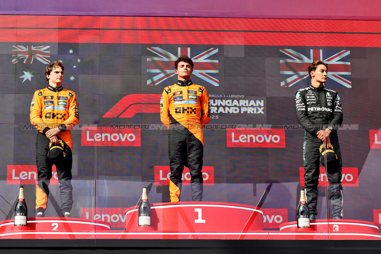 GP UNGHERIA, The podium (L to R): Oscar Piastri (AUS) McLaren, second; Lando Norris (GBR) McLaren, vincitore; George Russell (GBR) Mercedes AMG F1, third.

03.08.2025. Formula 1 World Championship, Rd 14, Hungarian Grand Prix, Budapest, Hungary, Gara Day.

- www.xpbimages.com, EMail: requests@xpbimages.com © Copyright: Bearne / XPB Images