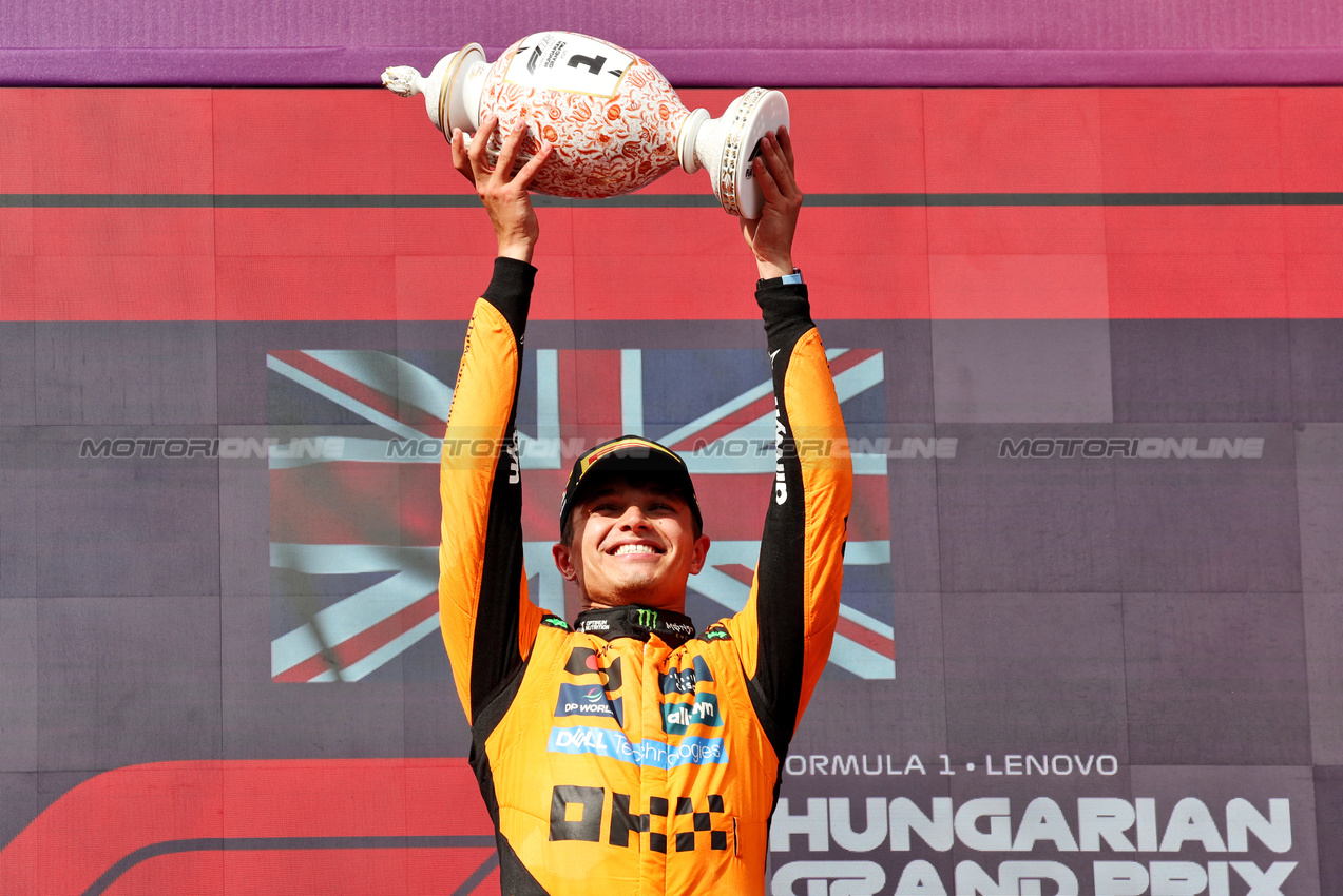 GP UNGHERIA, Gara winner Lando Norris (GBR) McLaren celebrates on the podium.

03.08.2025. Formula 1 World Championship, Rd 14, Hungarian Grand Prix, Budapest, Hungary, Gara Day.

- www.xpbimages.com, EMail: requests@xpbimages.com © Copyright: Bearne / XPB Images
