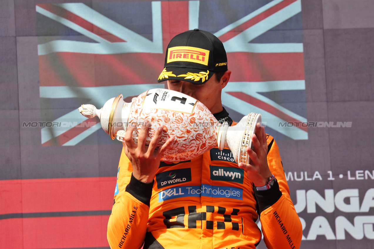 GP UNGHERIA, Gara winner Lando Norris (GBR) McLaren celebrates on the podium.

03.08.2025. Formula 1 World Championship, Rd 14, Hungarian Grand Prix, Budapest, Hungary, Gara Day.

- www.xpbimages.com, EMail: requests@xpbimages.com © Copyright: Bearne / XPB Images