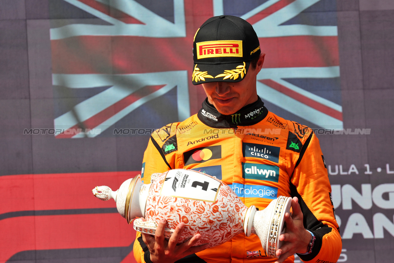 GP UNGHERIA, Gara winner Lando Norris (GBR) McLaren celebrates on the podium.

03.08.2025. Formula 1 World Championship, Rd 14, Hungarian Grand Prix, Budapest, Hungary, Gara Day.

- www.xpbimages.com, EMail: requests@xpbimages.com © Copyright: Bearne / XPB Images