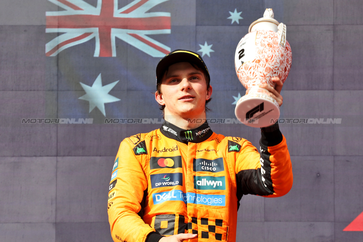 GP UNGHERIA, Oscar Piastri (AUS) McLaren celebrates his second position on the podium.

03.08.2025. Formula 1 World Championship, Rd 14, Hungarian Grand Prix, Budapest, Hungary, Gara Day.

- www.xpbimages.com, EMail: requests@xpbimages.com © Copyright: Bearne / XPB Images