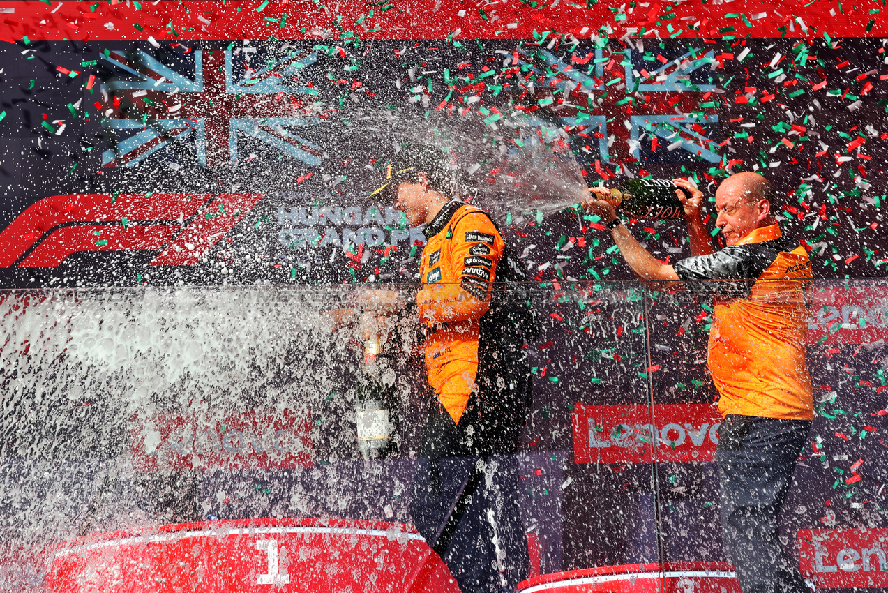 GP UNGHERIA, Oscar Piastri (AUS) McLaren celebrates his second position on the podium with Mark Ingham (GBR) McLaren Head of Design.

03.08.2025. Formula 1 World Championship, Rd 14, Hungarian Grand Prix, Budapest, Hungary, Gara Day.

- www.xpbimages.com, EMail: requests@xpbimages.com © Copyright: Bearne / XPB Images