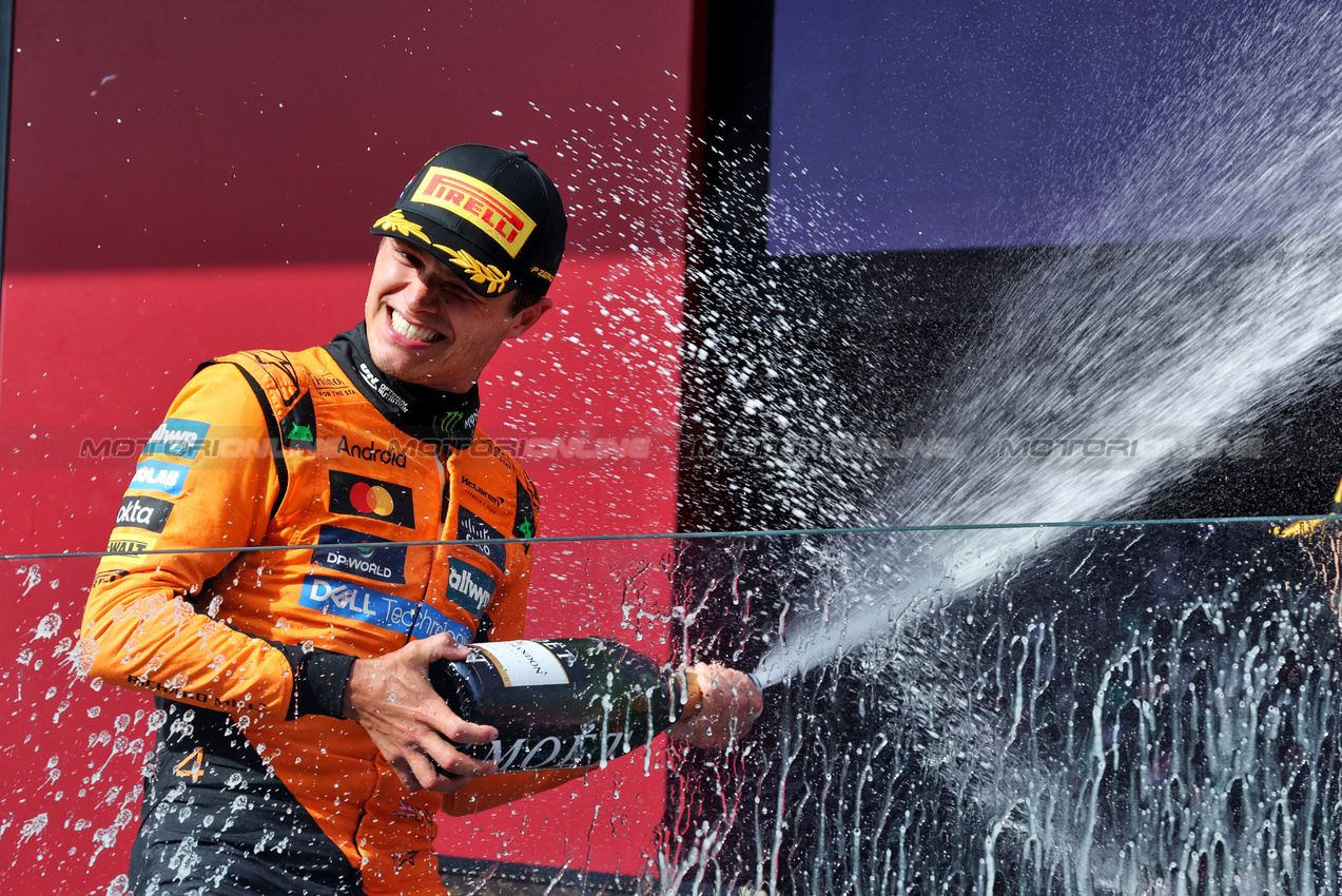 GP UNGHERIA, Gara winner Lando Norris (GBR) McLaren celebrates on the podium.

03.08.2025. Formula 1 World Championship, Rd 14, Hungarian Grand Prix, Budapest, Hungary, Gara Day.

- www.xpbimages.com, EMail: requests@xpbimages.com © Copyright: Bearne / XPB Images