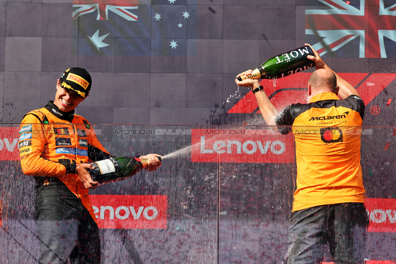 GP UNGHERIA, (L to R): Gara winner Lando Norris (GBR) McLaren celebrates on the podium with Mark Ingham (GBR) McLaren Head of Design.

03.08.2025. Formula 1 World Championship, Rd 14, Hungarian Grand Prix, Budapest, Hungary, Gara Day.

- www.xpbimages.com, EMail: requests@xpbimages.com © Copyright: Bearne / XPB Images