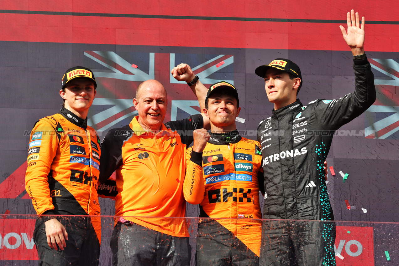 GP UNGHERIA, The podium (L to R): Oscar Piastri (AUS) McLaren, second; Mark Ingham (GBR) McLaren Head of Design; Lando Norris (GBR) McLaren, vincitore; George Russell (GBR) Mercedes AMG F1, third.

03.08.2025. Formula 1 World Championship, Rd 14, Hungarian Grand Prix, Budapest, Hungary, Gara Day.

- www.xpbimages.com, EMail: requests@xpbimages.com © Copyright: Bearne / XPB Images