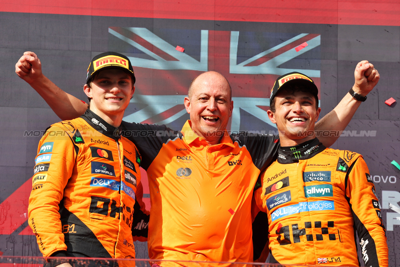 GP UNGHERIA, The podium (L to R): Oscar Piastri (AUS) McLaren, second; Mark Ingham (GBR) McLaren Head of Design; Lando Norris (GBR) McLaren, vincitore.

03.08.2025. Formula 1 World Championship, Rd 14, Hungarian Grand Prix, Budapest, Hungary, Gara Day.

- www.xpbimages.com, EMail: requests@xpbimages.com © Copyright: Bearne / XPB Images