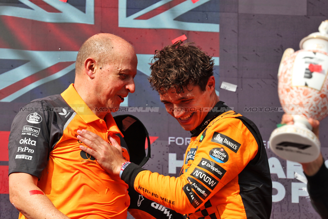 GP UNGHERIA, (L to R): Mark Ingham (GBR) McLaren Head of Design celebrates on the podium with vincitore Lando Norris (GBR) McLaren.

03.08.2025. Formula 1 World Championship, Rd 14, Hungarian Grand Prix, Budapest, Hungary, Gara Day.

- www.xpbimages.com, EMail: requests@xpbimages.com © Copyright: Bearne / XPB Images