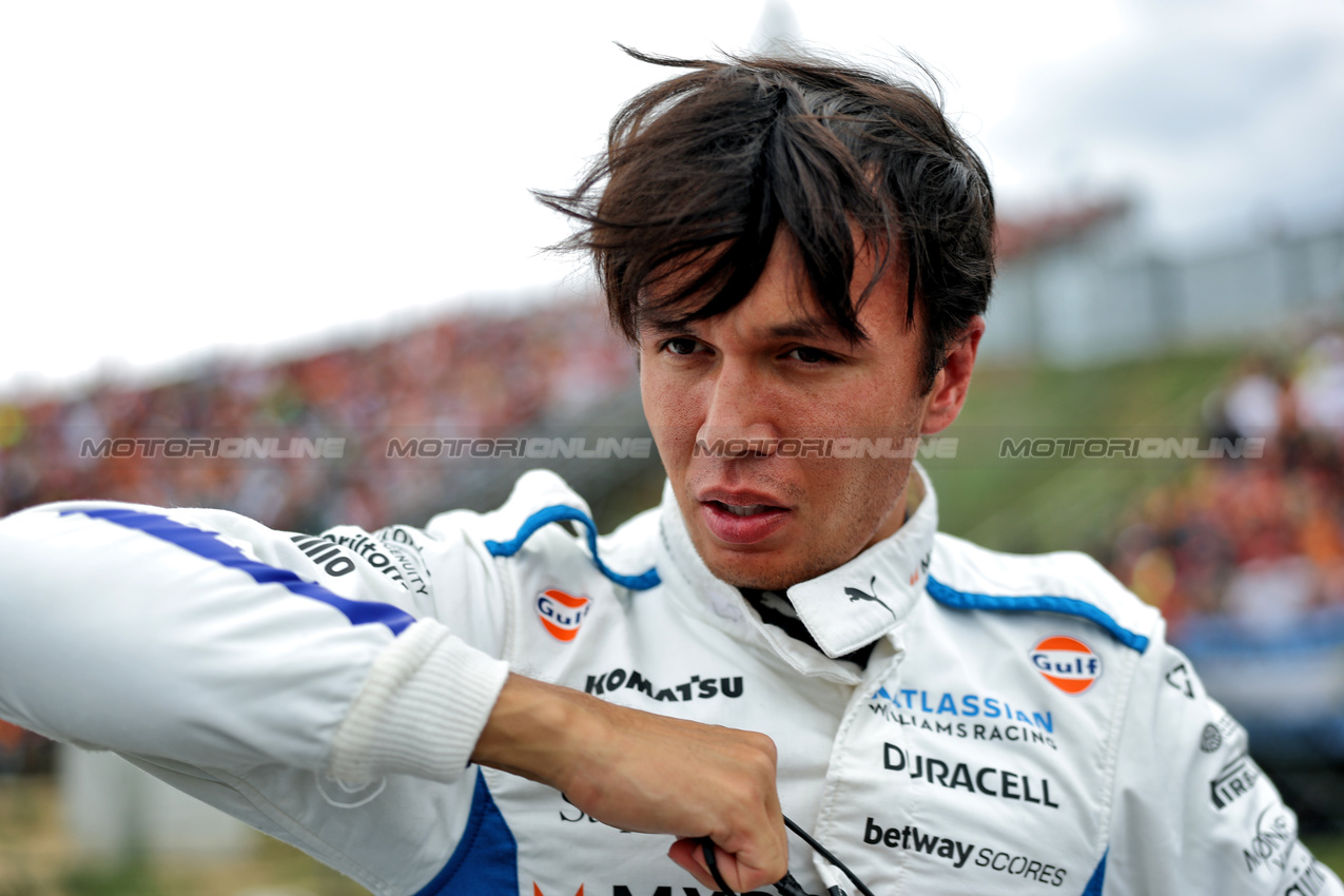 GP UNGHERIA, Alexander Albon (THA) Atlassian Williams Racing on the grid.

03.08.2025. Formula 1 World Championship, Rd 14, Hungarian Grand Prix, Budapest, Hungary, Gara Day.

- www.xpbimages.com, EMail: requests@xpbimages.com © Copyright: Charniaux / XPB Images