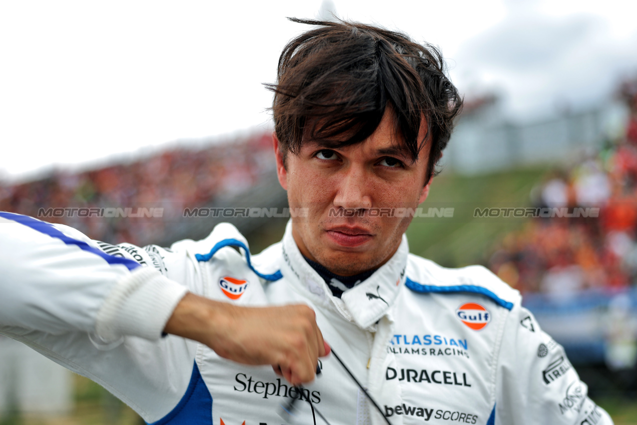 GP UNGHERIA, Alexander Albon (THA) Atlassian Williams Racing on the grid.

03.08.2025. Formula 1 World Championship, Rd 14, Hungarian Grand Prix, Budapest, Hungary, Gara Day.

- www.xpbimages.com, EMail: requests@xpbimages.com © Copyright: Charniaux / XPB Images