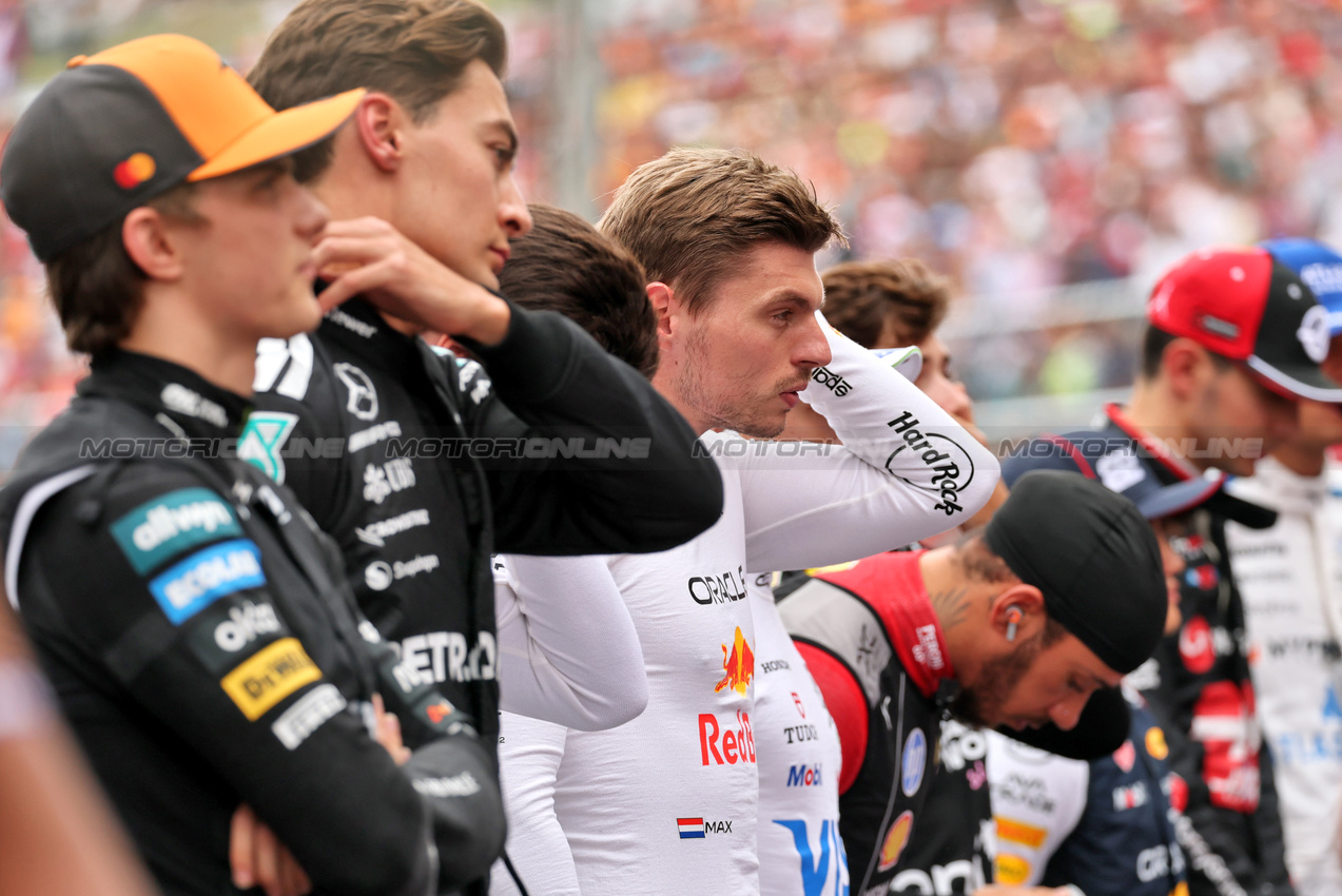 GP UNGHERIA, Max Verstappen (NLD) Red Bull Racing as the grid observes the national anthem.

03.08.2025. Formula 1 World Championship, Rd 14, Hungarian Grand Prix, Budapest, Hungary, Gara Day.

- www.xpbimages.com, EMail: requests@xpbimages.com © Copyright: Moy / XPB Images