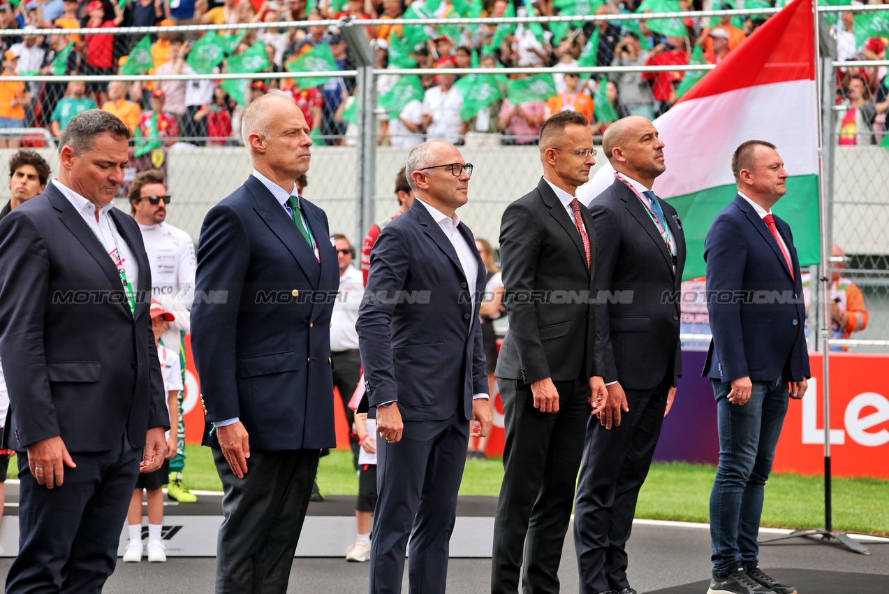 GP UNGHERIA, Stefano Domenicali (ITA) Formula One President e CEO with dignitaries as the grid observes the national anthem.

03.08.2025. Formula 1 World Championship, Rd 14, Hungarian Grand Prix, Budapest, Hungary, Gara Day.

- www.xpbimages.com, EMail: requests@xpbimages.com © Copyright: Moy / XPB Images