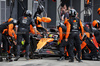 GP UNGHERIA, Oscar Piastri (AUS) McLaren MCL39 makes a pit stop.

03.08.2025. Formula 1 World Championship, Rd 14, Hungarian Grand Prix, Budapest, Hungary, Gara Day.

- www.xpbimages.com, EMail: requests@xpbimages.com © Copyright: Bearne / XPB Images