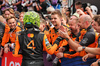GP UNGHERIA, Gara winner Lando Norris (GBR) McLaren celebrates in parc ferme with the team.

03.08.2025. Formula 1 World Championship, Rd 14, Hungarian Grand Prix, Budapest, Hungary, Gara Day.

- www.xpbimages.com, EMail: requests@xpbimages.com © Copyright: Moy / XPB Images