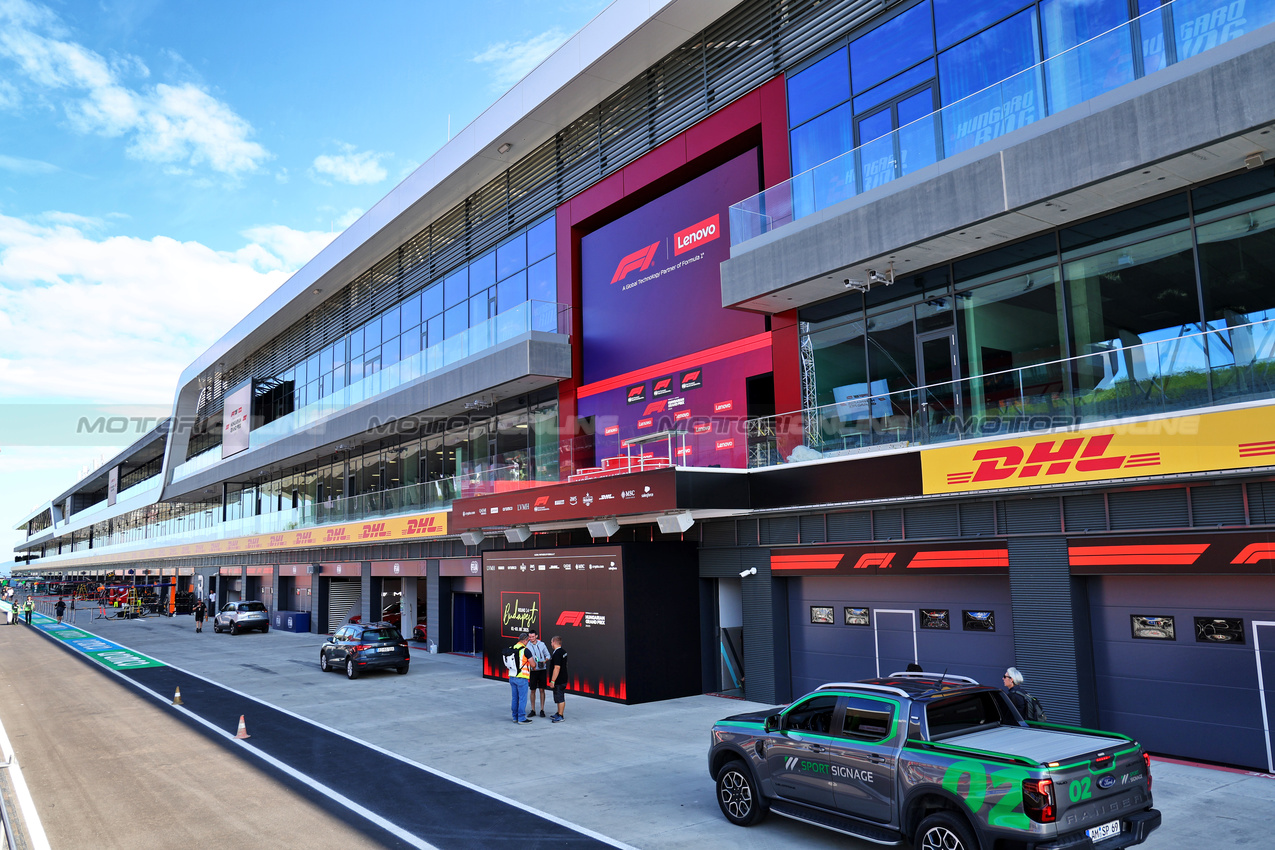 GP UNGHERIA, Circuit Atmosfera - new pit buildings.

31.07.2025. Formula 1 World Championship, Rd 14, Hungarian Grand Prix, Budapest, Hungary, Preparation Day.

- www.xpbimages.com, EMail: requests@xpbimages.com © Copyright: Batchelor / XPB Images
