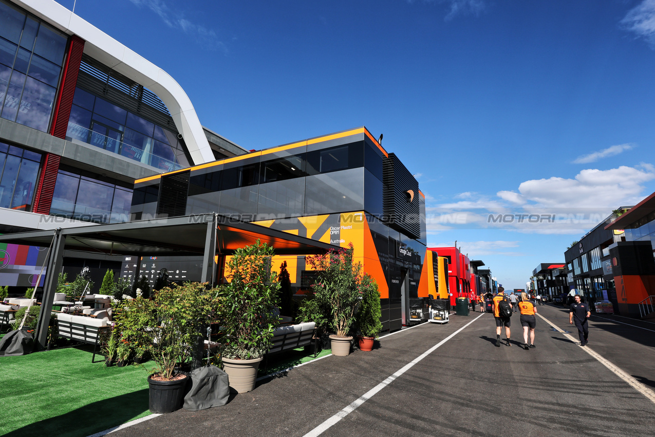GP UNGHERIA, Paddock Atmosfera - McLaren motorhome.

31.07.2025. Formula 1 World Championship, Rd 14, Hungarian Grand Prix, Budapest, Hungary, Preparation Day.

- www.xpbimages.com, EMail: requests@xpbimages.com © Copyright: Moy / XPB Images