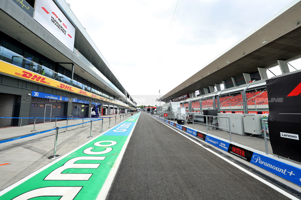 GP UNGHERIA, Circuit Atmosfera - pit lane.

31.07.2025. Formula 1 World Championship, Rd 14, Hungarian Grand Prix, Budapest, Hungary, Preparation Day.

- www.xpbimages.com, EMail: requests@xpbimages.com © Copyright: Bearne / XPB Images