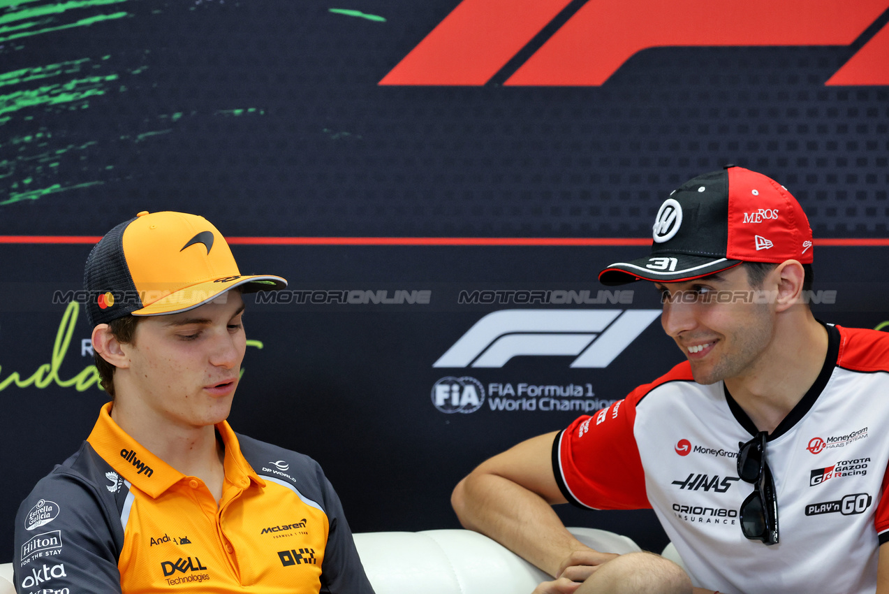 GP UNGHERIA, (L to R): Oscar Piastri (AUS) McLaren e Esteban Ocon (FRA) Haas F1 Team in the FIA Press Conference.

31.07.2025. Formula 1 World Championship, Rd 14, Hungarian Grand Prix, Budapest, Hungary, Preparation Day.

- www.xpbimages.com, EMail: requests@xpbimages.com © Copyright: Bearne / XPB Images