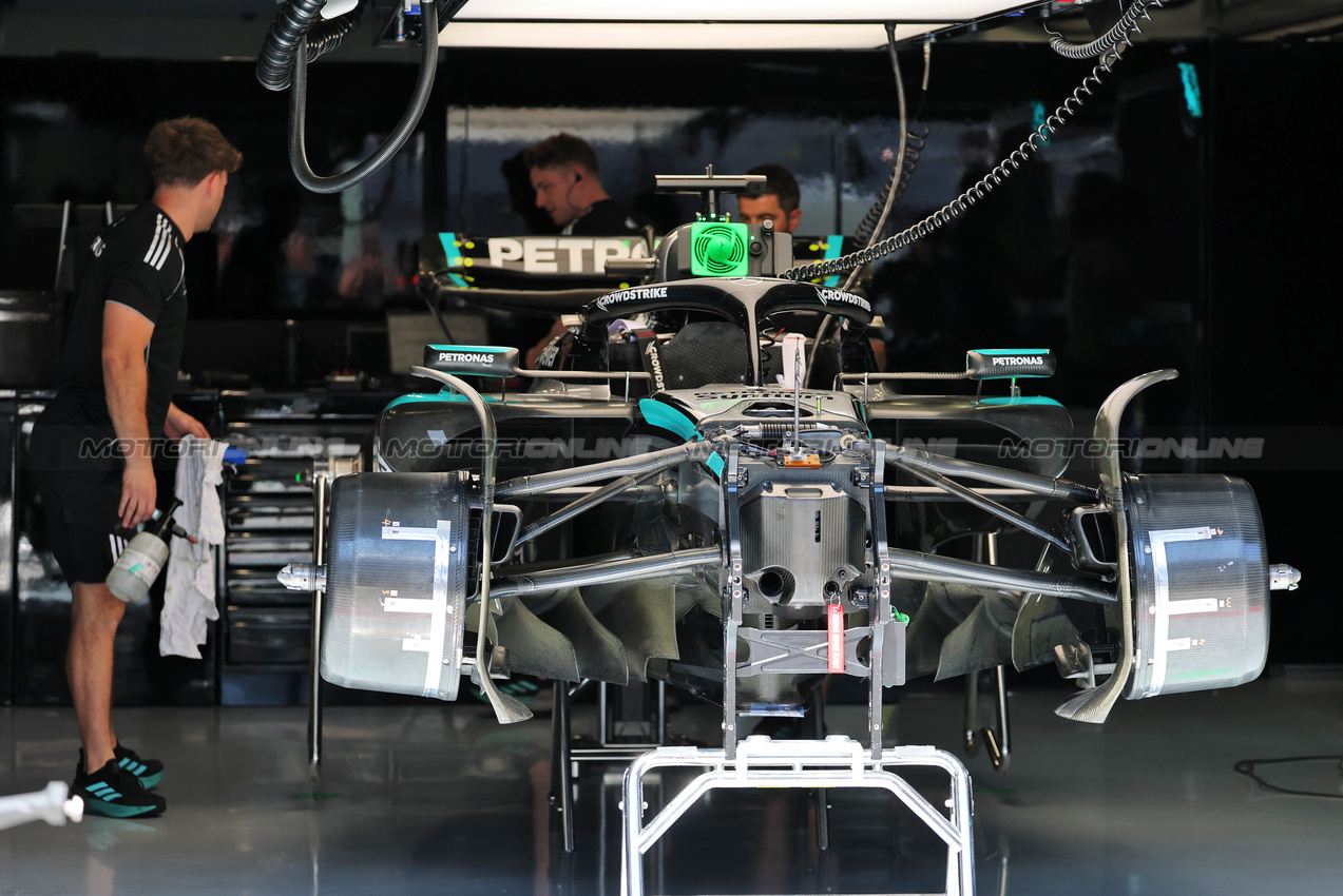 GP UNGHERIA, Mercedes AMG F1 W16 being built in the pit garage.

31.07.2025. Formula 1 World Championship, Rd 14, Hungarian Grand Prix, Budapest, Hungary, Preparation Day.

- www.xpbimages.com, EMail: requests@xpbimages.com © Copyright: Moy / XPB Images