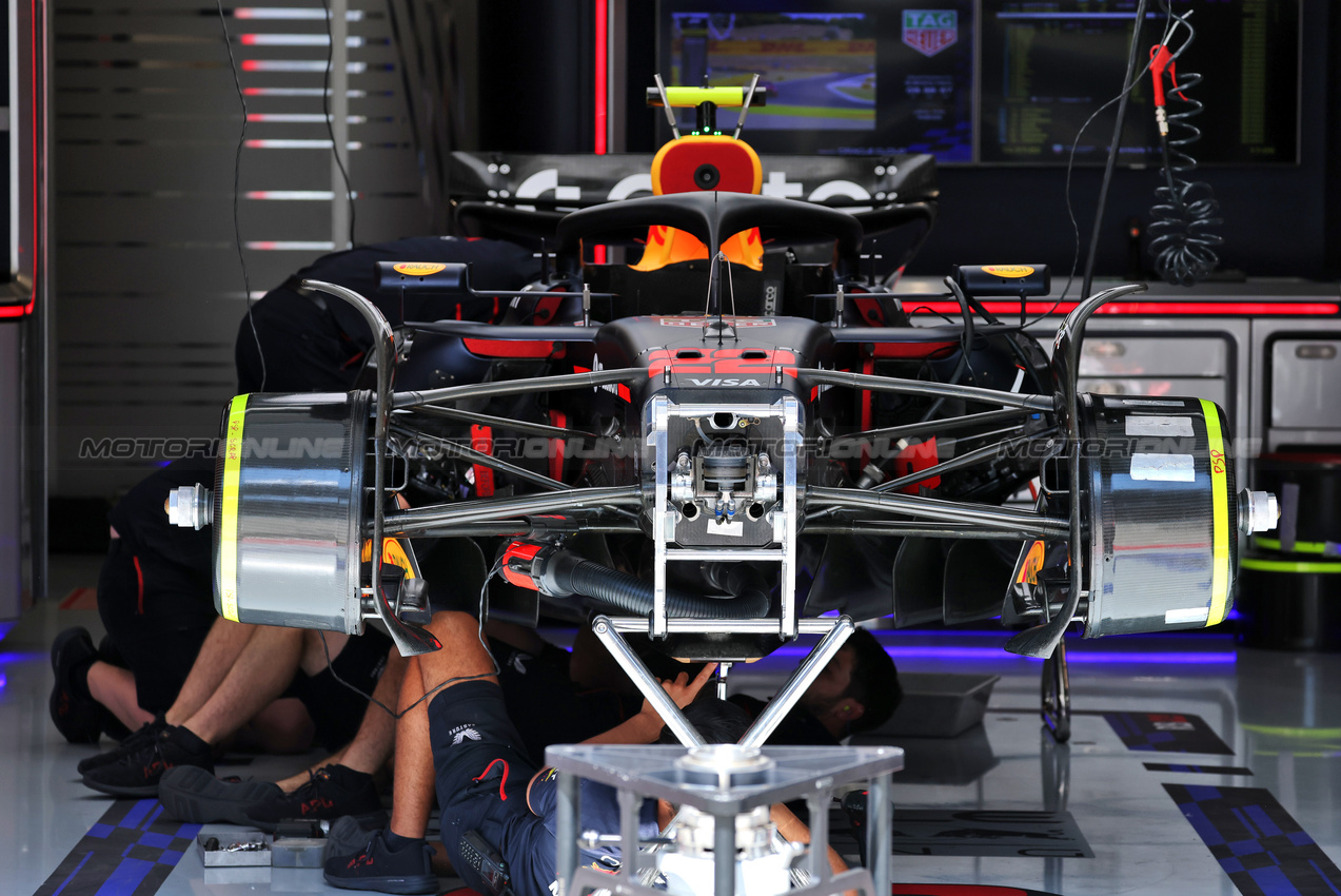 GP UNGHERIA, Red Bull Racing RB21 being built in the pit garage.

31.07.2025. Formula 1 World Championship, Rd 14, Hungarian Grand Prix, Budapest, Hungary, Preparation Day.

- www.xpbimages.com, EMail: requests@xpbimages.com © Copyright: Moy / XPB Images